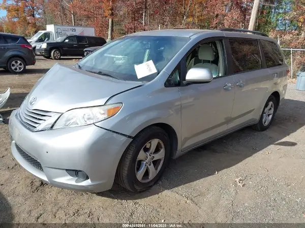 5TDKZ3DC3HS833935 2017 TOYOTA SIENNA - Image 2
