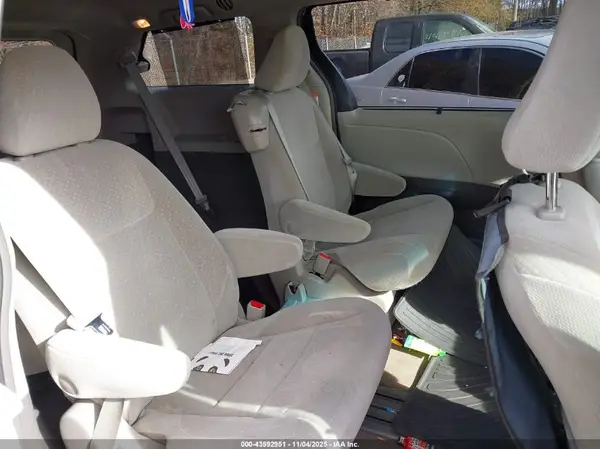 5TDKZ3DC3HS833935 2017 TOYOTA SIENNA - Image 8