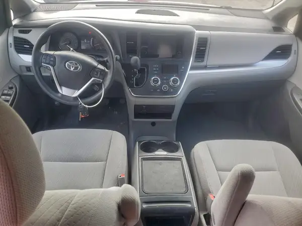 5TDKZ3DC3HS834714 2017 TOYOTA SIENNA - Image 8