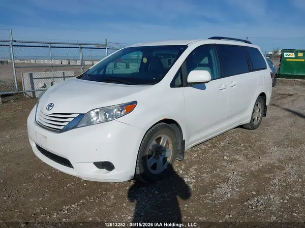 5TDKZ3DC3HS837452 2017 TOYOTA SIENNA - Image 2