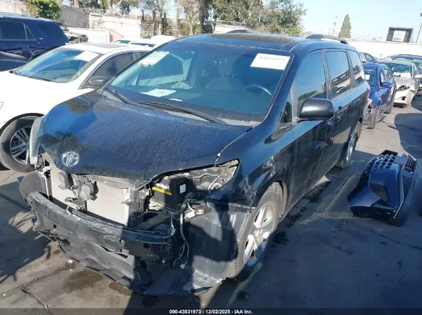 5TDKZ3DC3HS839654 2017 TOYOTA SIENNA - Image 2