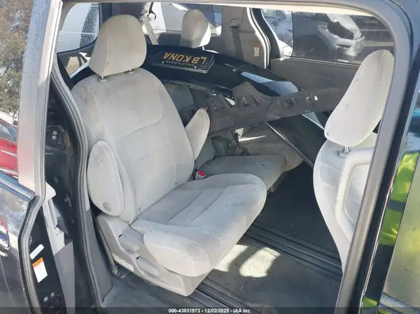 5TDKZ3DC3HS839654 2017 TOYOTA SIENNA - Image 8