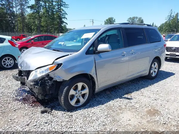 5TDKZ3DC3HS840514 2017 TOYOTA SIENNA - Image 2