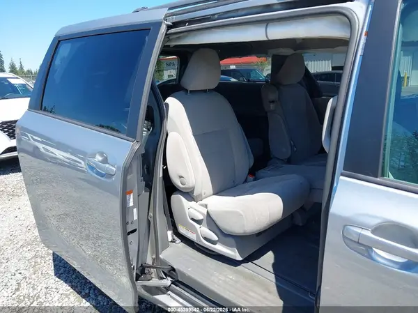 5TDKZ3DC3HS840514 2017 TOYOTA SIENNA - Image 8