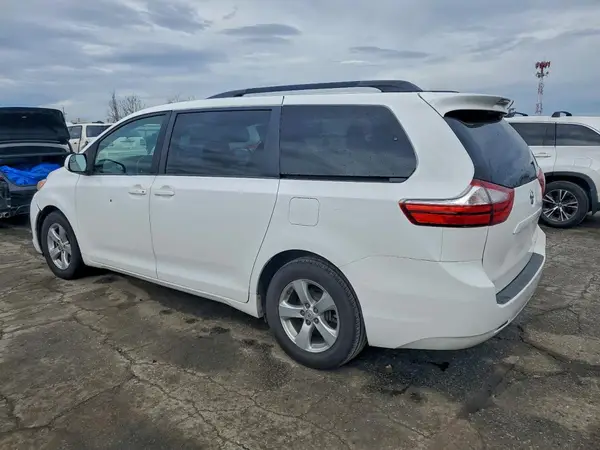 5TDKZ3DC3HS842151 2017 TOYOTA SIENNA - Image 2