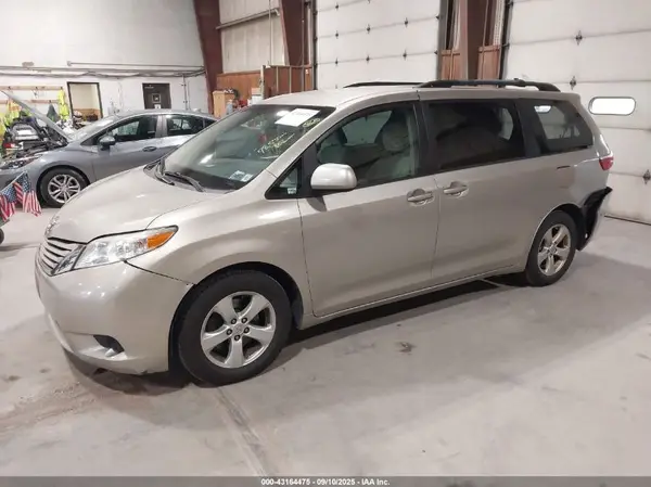 5TDKZ3DC3HS842392 2017 TOYOTA SIENNA - Image 2