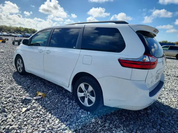 5TDKZ3DC3HS842845 2017 TOYOTA SIENNA - Image 2