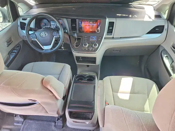 5TDKZ3DC3HS842845 2017 TOYOTA SIENNA - Image 8
