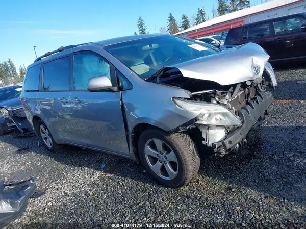 5TDKZ3DC3HS844028 2017 TOYOTA SIENNA - Image 1