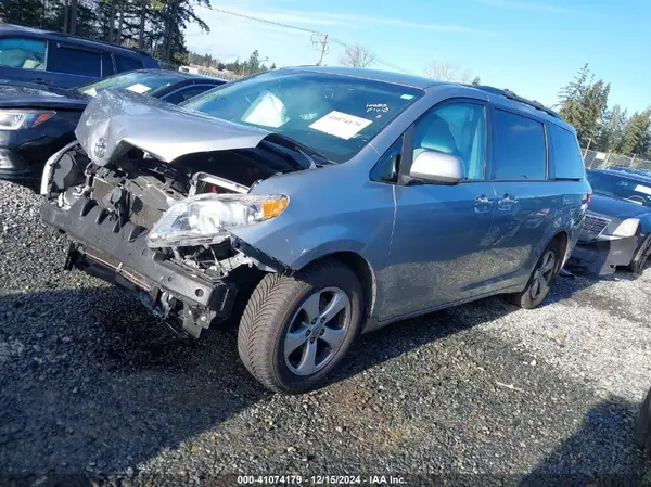 5TDKZ3DC3HS844028 2017 TOYOTA SIENNA - Image 2