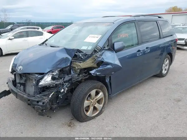 5TDKZ3DC3HS851139 2017 TOYOTA SIENNA - Image 2