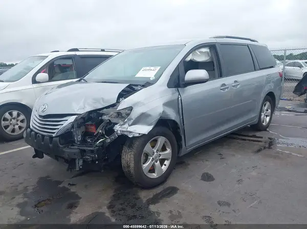 5TDKZ3DC3HS860763 2017 TOYOTA SIENNA - Image 2