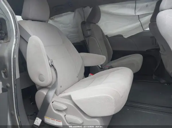 5TDKZ3DC3HS860763 2017 TOYOTA SIENNA - Image 8