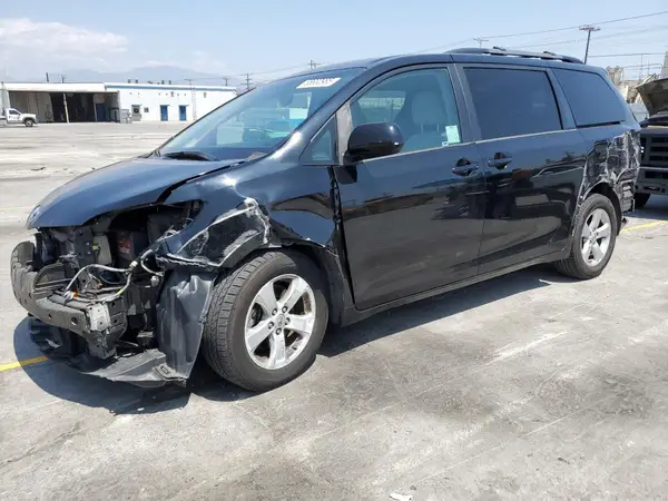 5TDKZ3DC3HS862142 2017 TOYOTA SIENNA - Image 1