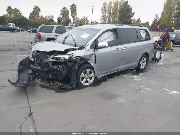 5TDKZ3DC3HS875120 2017 TOYOTA SIENNA - Image 2