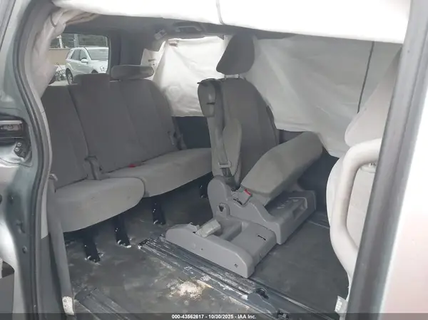 5TDKZ3DC3HS875120 2017 TOYOTA SIENNA - Image 8
