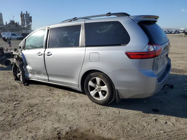 5TDKZ3DC3HS879233 2017 TOYOTA SIENNA - Image 2