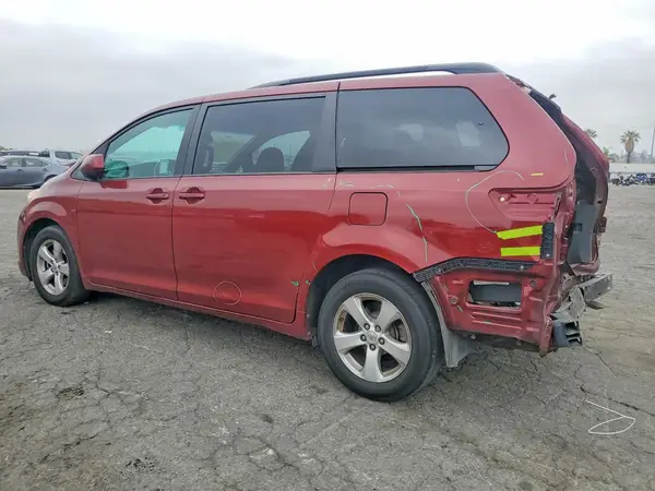 5TDKZ3DC3HS880561 2017 TOYOTA SIENNA - Image 2
