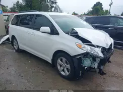 5TDKZ3DC3HS882827 2017 TOYOTA SIENNA