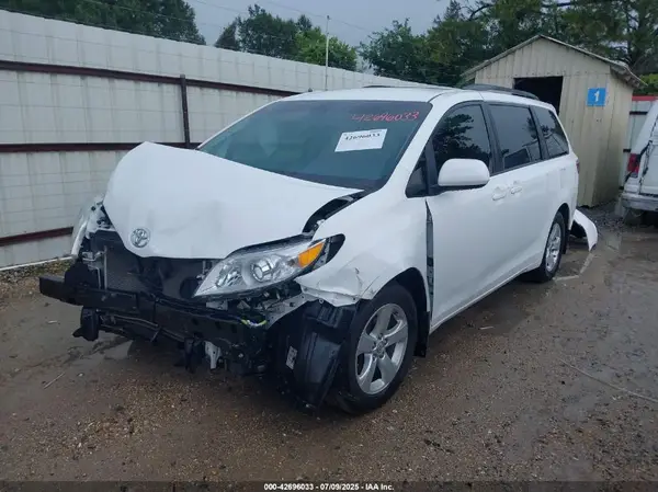 5TDKZ3DC3HS882827 2017 TOYOTA SIENNA - Image 2