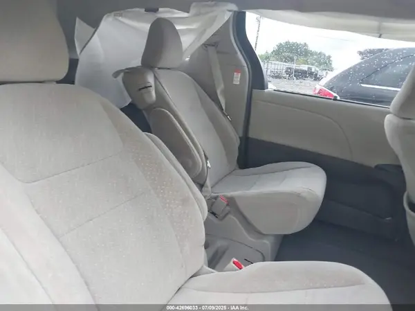 5TDKZ3DC3HS882827 2017 TOYOTA SIENNA - Image 8