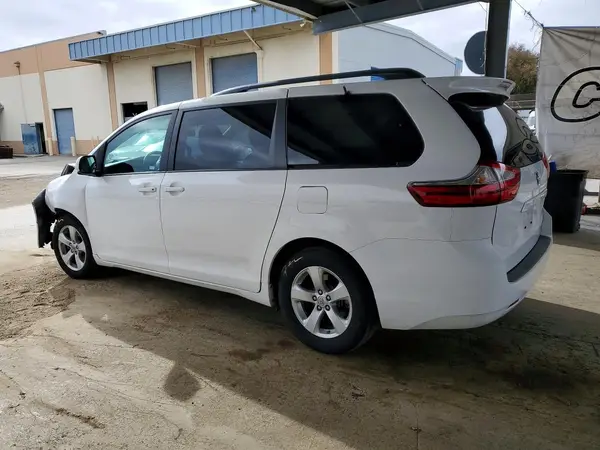 5TDKZ3DC3HS883024 2017 TOYOTA SIENNA - Image 2