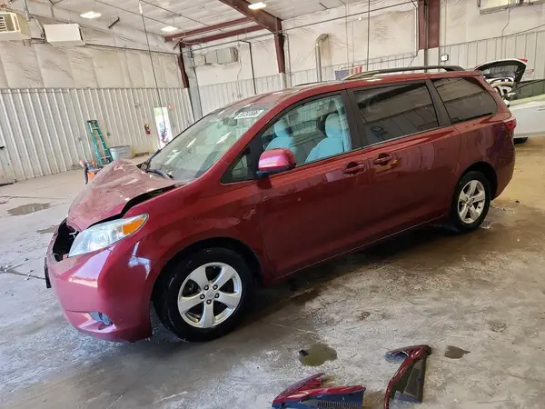5TDKZ3DC3HS888790 2017 TOYOTA SIENNA - Image 1