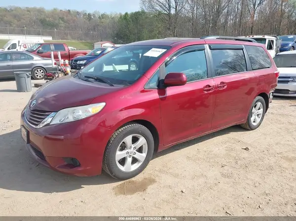 5TDKZ3DC3HS889728 2017 TOYOTA SIENNA - Image 2