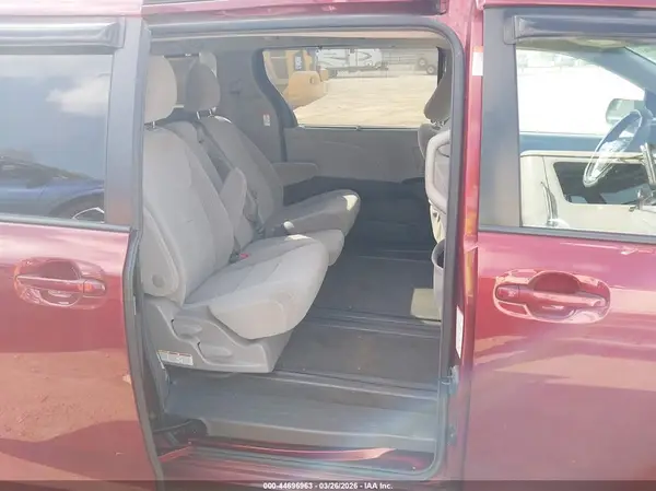 5TDKZ3DC3HS889728 2017 TOYOTA SIENNA - Image 8