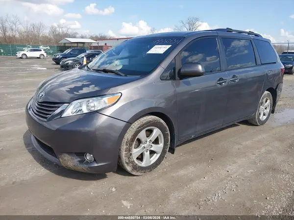 5TDKZ3DC3HS890118 2017 TOYOTA SIENNA - Image 2