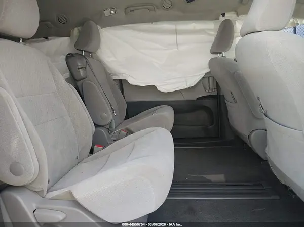 5TDKZ3DC3HS890118 2017 TOYOTA SIENNA - Image 8