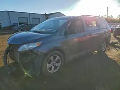 5TDKZ3DC3HS893939 2017 TOYOTA SIENNA