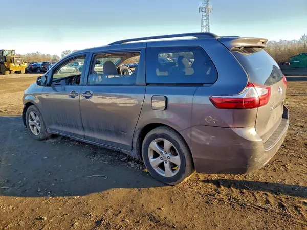 5TDKZ3DC3HS893939 2017 TOYOTA SIENNA - Image 2