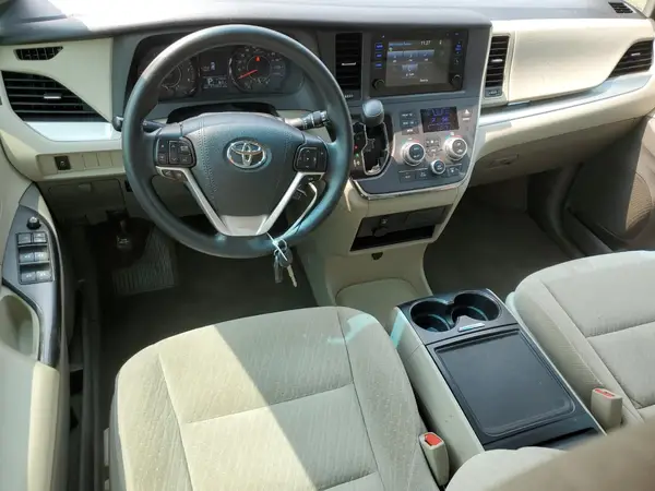 5TDKZ3DC3HS895805 2017 TOYOTA SIENNA - Image 8
