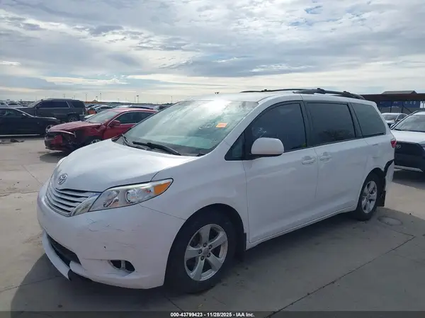 5TDKZ3DC3HS900338 2017 TOYOTA SIENNA - Image 2