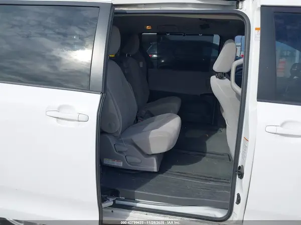 5TDKZ3DC3HS900338 2017 TOYOTA SIENNA - Image 8