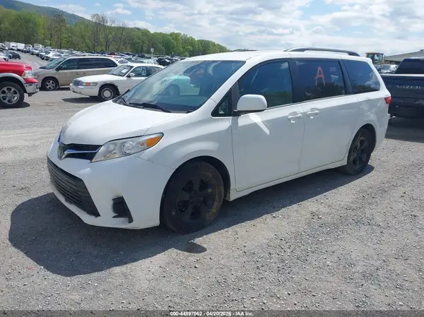 5TDKZ3DC3JS902077 2018 TOYOTA SIENNA - Image 2