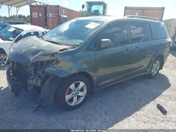 5TDKZ3DC3JS904010 2018 TOYOTA SIENNA - Image 2