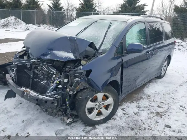 5TDKZ3DC3JS905514 2018 TOYOTA SIENNA - Image 2
