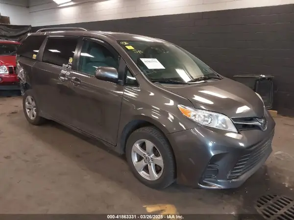 5TDKZ3DC3JS906162 2018 TOYOTA SIENNA - Image 1