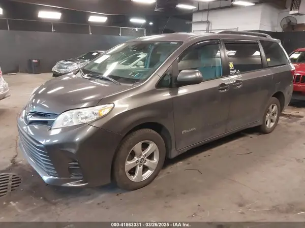 5TDKZ3DC3JS906162 2018 TOYOTA SIENNA - Image 2