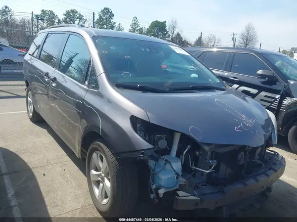 5TDKZ3DC3JS906713 2018 TOYOTA SIENNA - Image 1