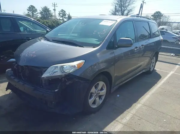 5TDKZ3DC3JS906713 2018 TOYOTA SIENNA - Image 2