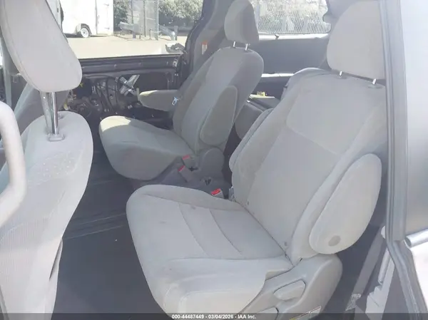 5TDKZ3DC3JS906713 2018 TOYOTA SIENNA - Image 8