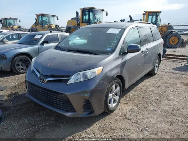 5TDKZ3DC3JS907201 2018 TOYOTA SIENNA - Image 2