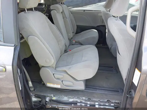 5TDKZ3DC3JS907201 2018 TOYOTA SIENNA - Image 8