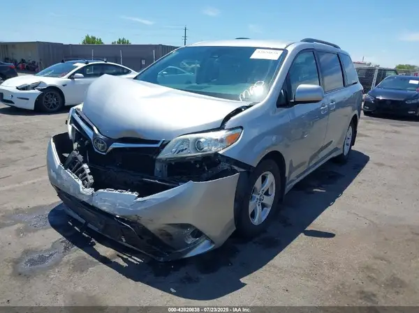 5TDKZ3DC3JS908591 2018 TOYOTA SIENNA - Image 2