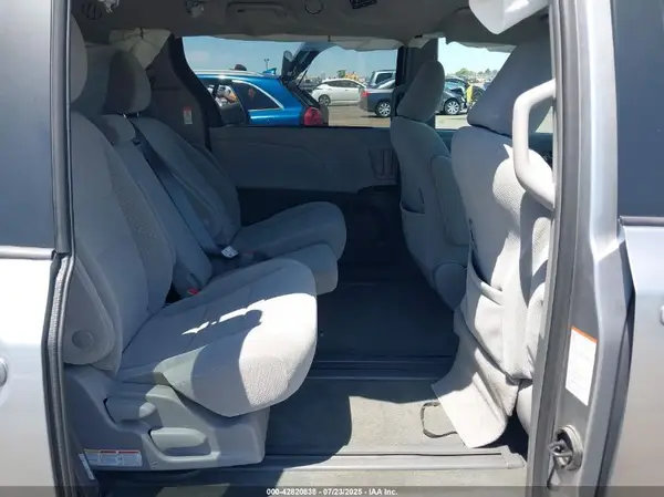 5TDKZ3DC3JS908591 2018 TOYOTA SIENNA - Image 8