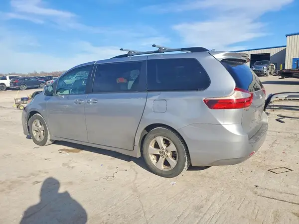 5TDKZ3DC3JS909479 2018 TOYOTA SIENNA - Image 2