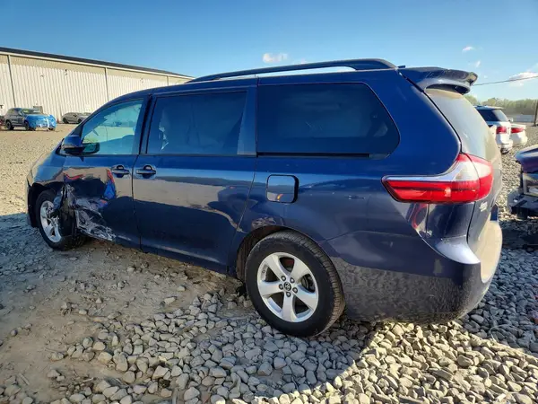 5TDKZ3DC3JS910731 2018 TOYOTA SIENNA - Image 2